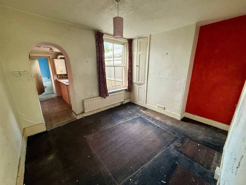 Lot: 161 - MID-TERRACE HOUSE FOR REFURBISHMENT - Dining room